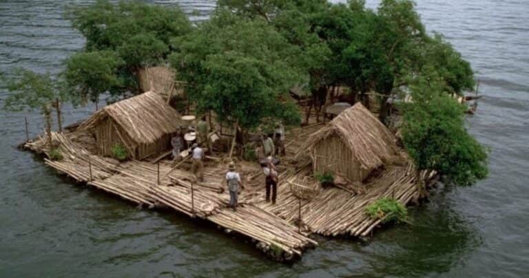 Construyó una aldea flotante autosuficiente en un lago remoto y vive aislado del mundo