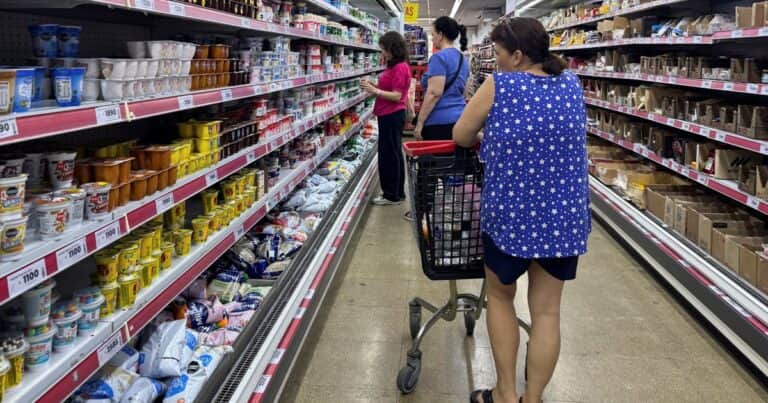Dólar, tarifas y carne: el combo que frenó la baja de la inflación desde hace siete meses