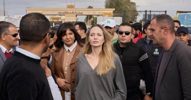 Angelina Jolie visitó el paso fronterizo de Rafah, que conecta la Franja de Gaza con Egipto