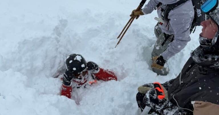 Un esquiador salvó a un hombre que quedó sepultado en la nieve tras una avalancha: «Vi un brazo que se movía»