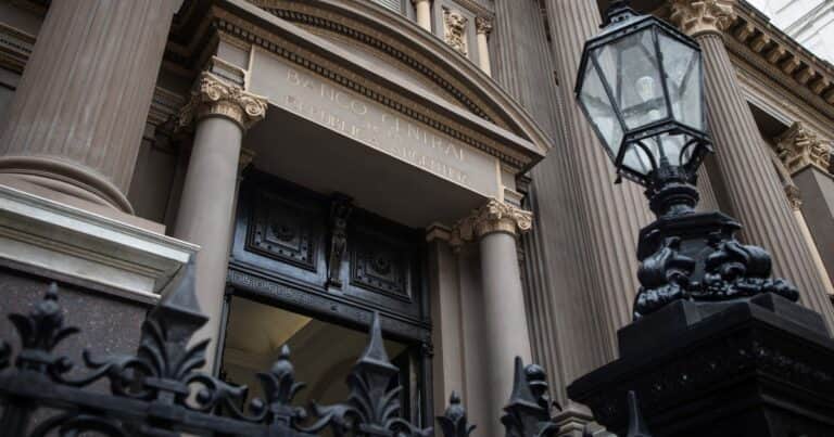 En medio del boom de ONs, el Central levanta de a poco la barrera para que empresas tengan más acceso al dólar oficial