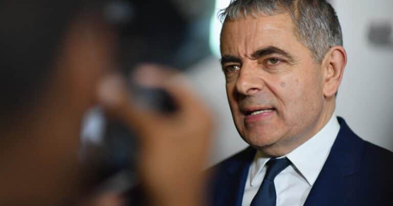 Rowan Atkinson, el actor de «Mr. Bean»: su lucha contra la tartamudez, el día que salvó a su familia de un accidente aéreo y su paternidad a los 62