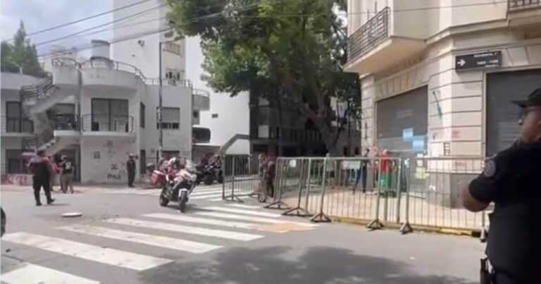 Accidente fatal frente a la casa de Cristina Kichner: un taxi atropelló a un peatón tras ser chocado por una moto robada