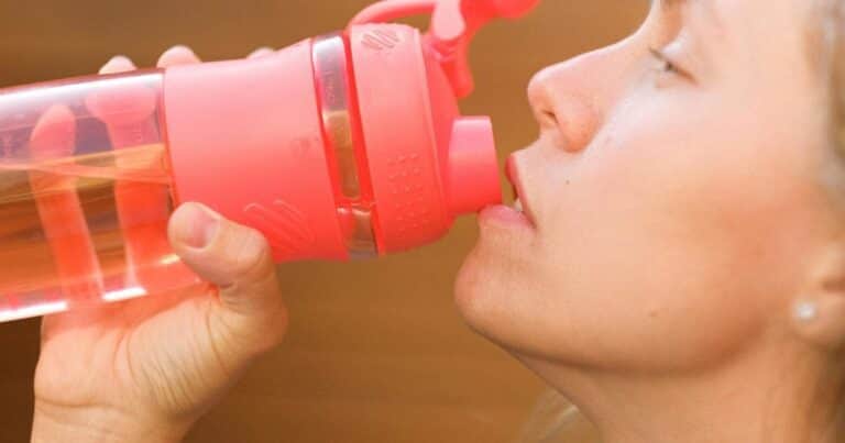 Qué cantidad de agua hay que tomar en verano