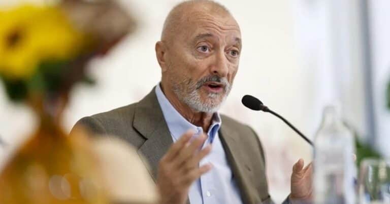 Nuevas críticas a la RAE, ahora Pérez Reverte dice que está tomada por «los talibanes del todo vale»