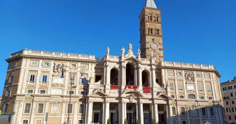 La basílica donde está enterrado el papa Francisco colocó un cajero automático