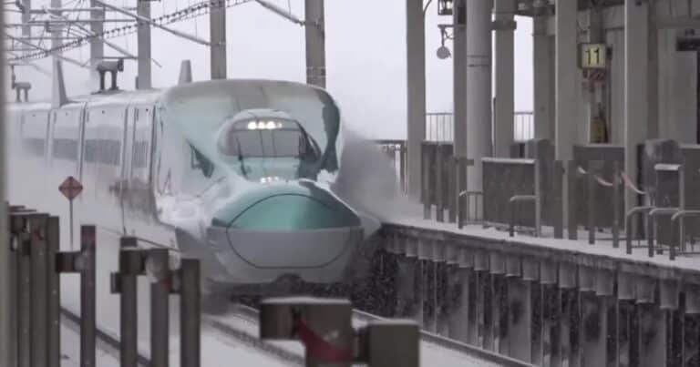 Filmaron un tren bala japonés atravesando a 300 km por hora una estación nevada