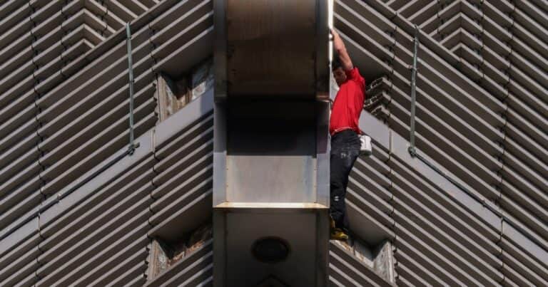 Sin cuerdas y con selfie desde la cima: así escaló Alex Honnold el edificio más alto de Taiwán