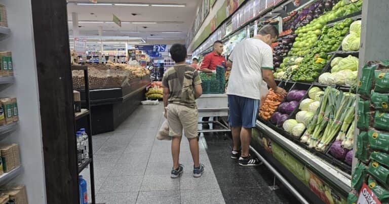 Canasta básica: una familia necesitó $ 1.308.713 en diciembre para no ser pobre, según el INDEC