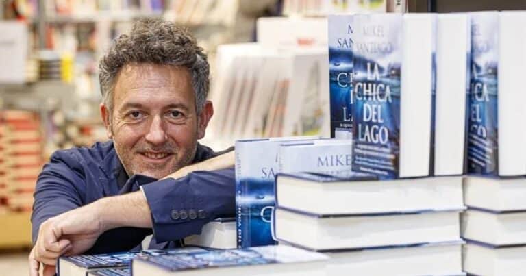 Mikel Santiago: «Todos participamos en ese juego de inventarnos identidades”
