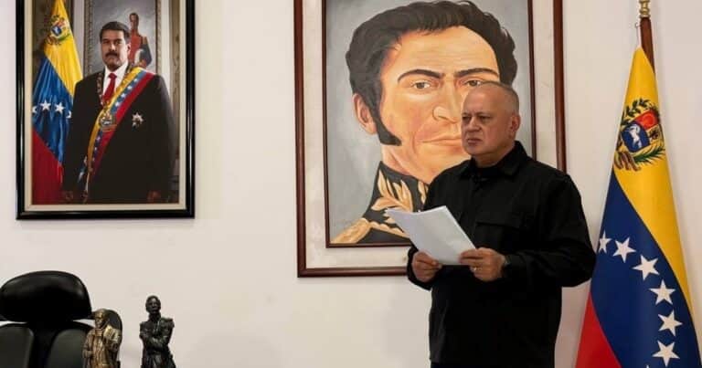 Desde un lugar oculto y sin público, Diosdado Cabello volvió a su programa con acusaciones contra Estados Unidos y llamó «jalabolas» a Javier Milei