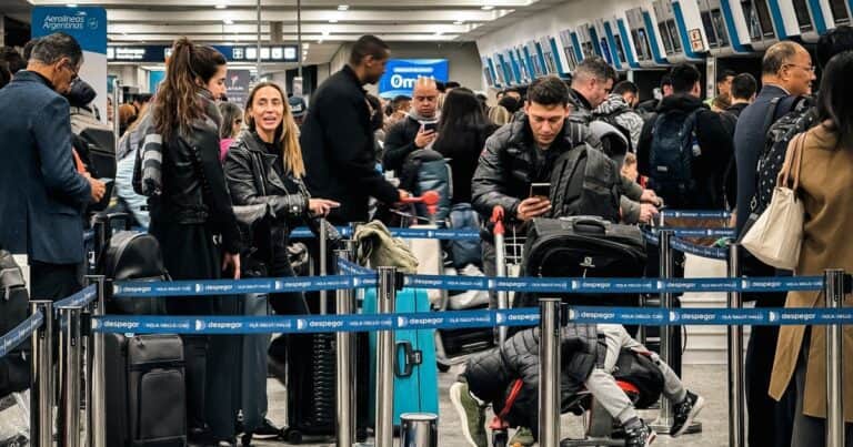Gastos en viajes al exterior: advierten que aunque el BCRA cambió la forma de medir, el déficit por la salida de dólares por turismo sigue alto