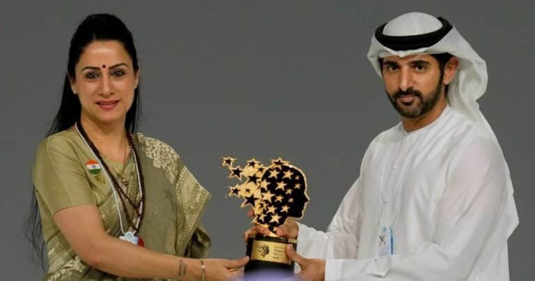 Premian a una maestra con 1 millón de dólares por su labor educativa y sorprende con el uso que le dará al dinero
