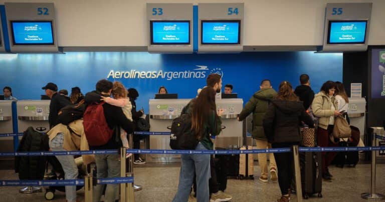 Por viajes al exterior, el verano arrancó con un récord histórico de consumo en dólares con tarjeta de crédito