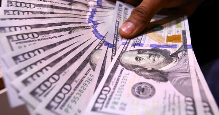 El dólar ya pierde $ 75 en los bancos este mes: cuáles son las razones de la vuelta del «super peso» y cuánto puede durar la calma
