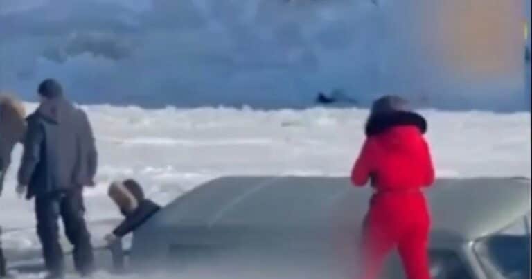 Se hundió un minibús en el lago Baikal, el más profundo del mundo: el trágico video de la desgracia en la que murieron 8 turistas