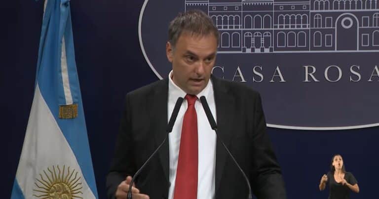 Manuel Adorni cuestionó una protesta en el Garrahan y apuntó contra «un sindicalista rancio»