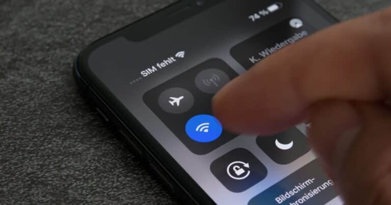 Wi-Fi lento: las señales de que alguien está usando tu red sin permiso y cómo echarlo, paso a paso