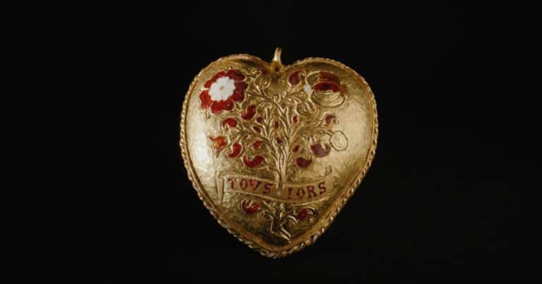 Tudor Heart, la joya simbólica de la historia de Inglaterra que apareció en un estanque
