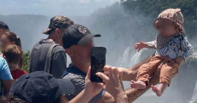 Sostuvieron a su bebé en el vacío para una foto en las Cataratas del Iguazú