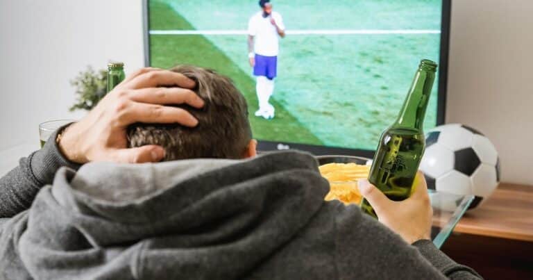 Estaba mirando un partido, insultó al VAR y su esposa pensó que se dirigía a ella: lo apuñaló