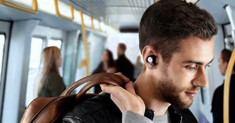 Un experto en longevidad compara los auriculares Bluetooth con “un microondas en la cabeza”: ¿son perjudiciales para la salud?