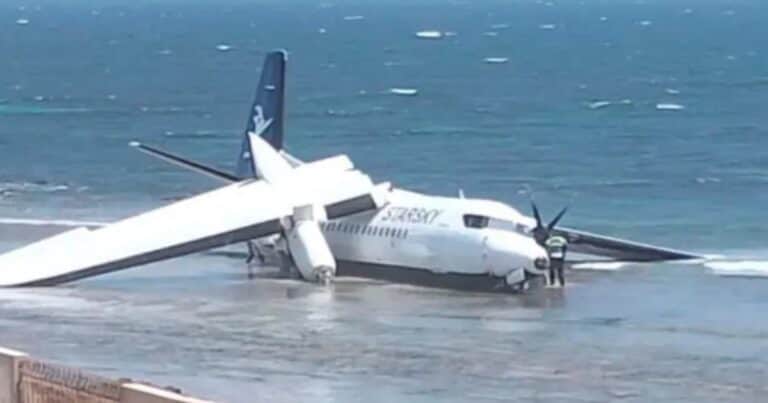 Un avión con 55 personas se estrelló en una playa y todos los pasajeros resultaron ilesos
