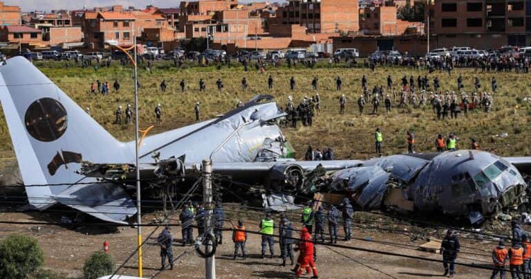«La gente se quiere llevar todo el dinero»: el video de los disturbios y manguerazos de agua tras la caída de un avión que transportaba billetes en Bolivia