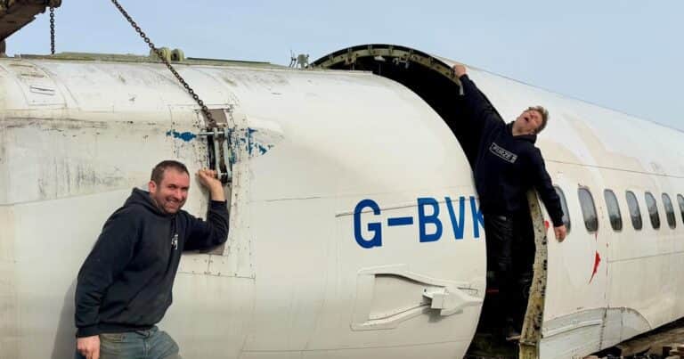 Compró un viejo avión y ahora planea convertirlo en un búnker subterráneo en el patio de su casa