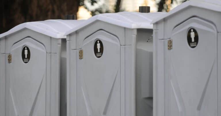 Hallaron a una bebé recién nacida sin vida en el depósito de un baño químico: conmoción e investigación en curso
