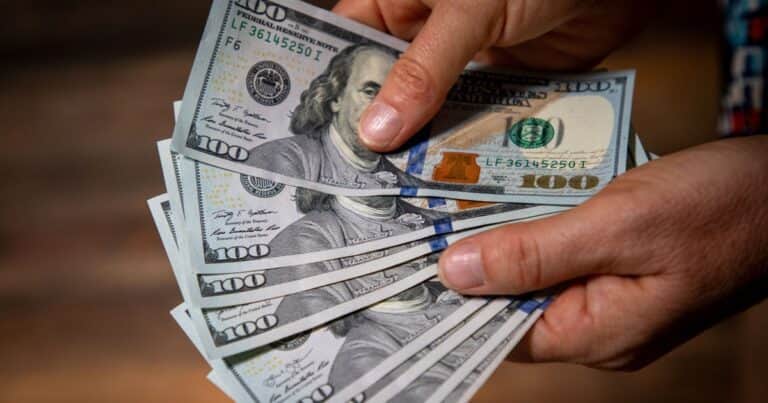 Baja el dólar y se recuperan las acciones argentinas en Wall Street