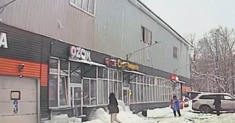Un bloque de hielo cae de un techo, rebota contra una ventana y golpea a una mujer en la cabeza