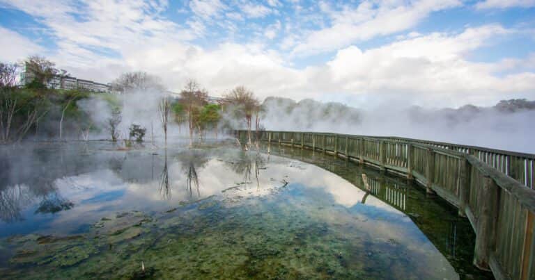 La única ciudad del mundo donde sale humo de las alcantarillas: el increíble motivo