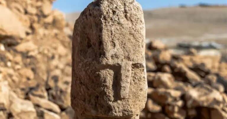 A primera vista parece solo una piedra con forma de rostro, pero los investigadores aseguran que se trata de un hallazgo histórico