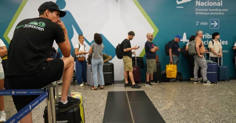 Controladores aéreos vuelven al paro: las nuevas fechas y servicios que afectará la medida de fuerza