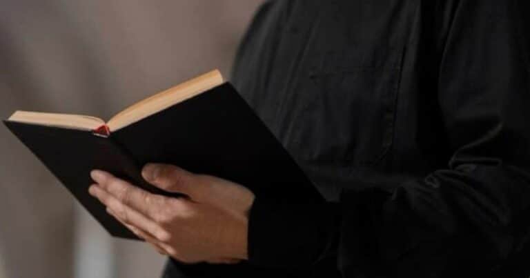 Un sacerdote comparó sus imágenes pedófilas a una «colección de estampillas»
