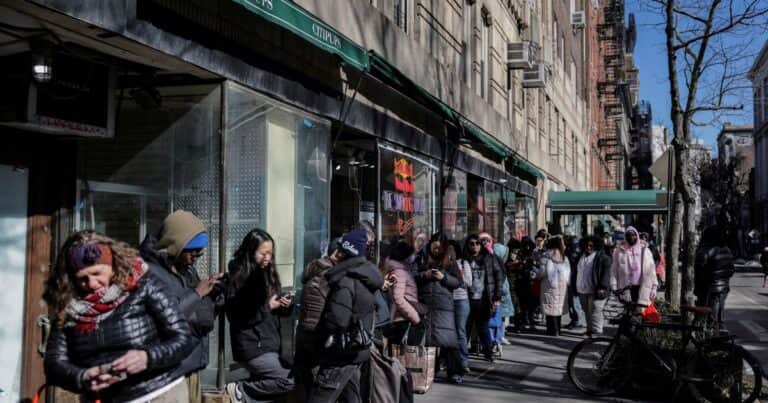 Una multitud acudió a un supermercado gratuito abierto en Nueva York