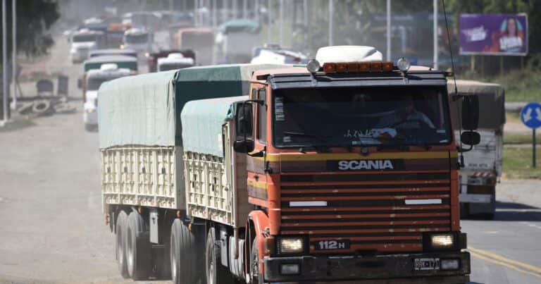 Previo a la cosecha gruesa, buscan ordenar el tránsito de camiones hacia los puertos del Gran Rosario: habrá multas a los que no cumplan las normas