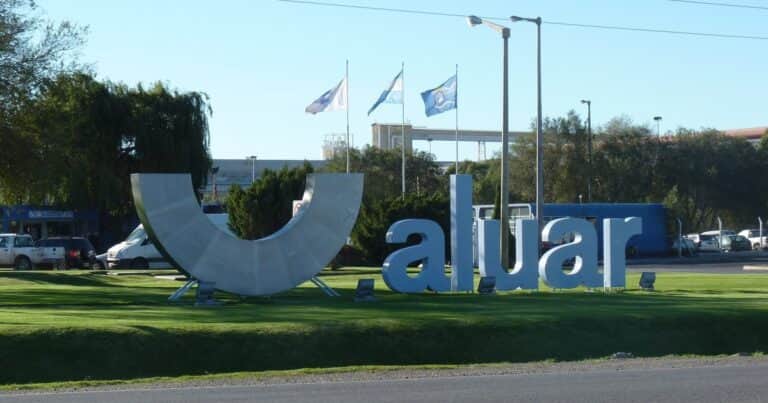 En plena tensión por el cierre de FATE, el Gobierno rechazó un pedido de Aluar para cobrar aranceles al aluminio chino