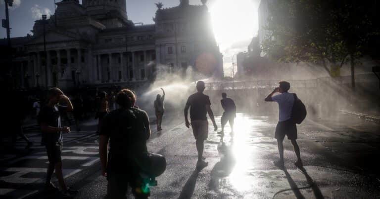 En la protesta contra la Reforma Laboral hubo otra vez choques con la policía y detenidos