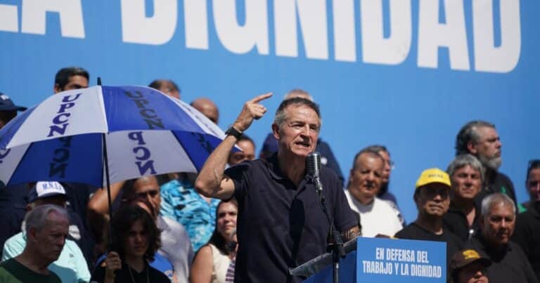 La CGT vuelve a desafiar al Gobierno y marcha al Congreso contra la reforma laboral