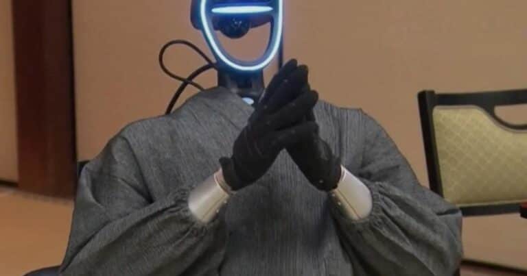 Japón presentó un monje robot que da consejos espirituales con IA