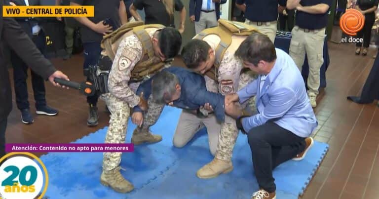 Insólito test en vivo: el ministro de Seguridad de Córdoba probó un nuevo dispositivo policial y quedó de rodillas por una descarga eléctrica