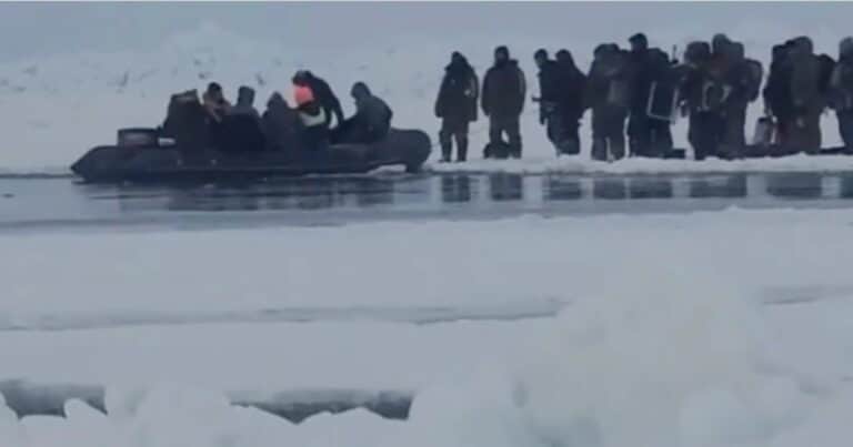 Rescataron a 43 pescadores que quedaron a la deriva sobre un témpano