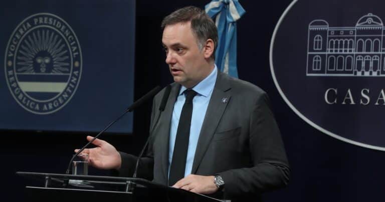 Otra frase polémica desde el Gobierno, ahora de Manuel Adorni: «Si importás un jean, explicame dónde se pierden puestos de trabajo»