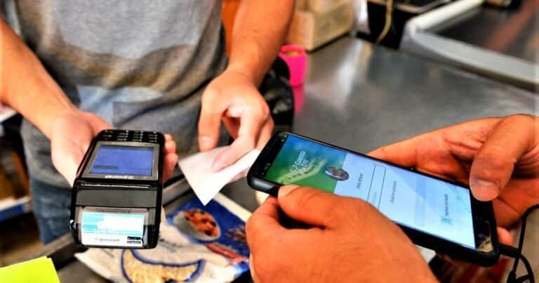 Fuerte tendencia: las transferencias vuelan y en Argentina se usa cada vez menos efectivo