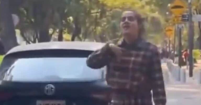 «Lady Nacaulpan», la mujer que se hizo viral por morder y amenazar a una ciclista en México