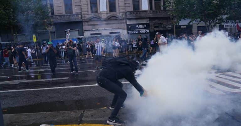 Gendarmería lanzó gases lacrimógenos y chorros de agua para dispersar a los manifestantes que intentaban derribar las vallas
