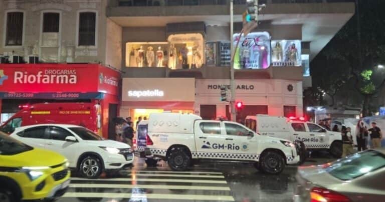 Brasil: un instructor se vistió de héroe y le salvó la vida a una adolescente tras quedar electrocutada en una calle anegada por una inundación