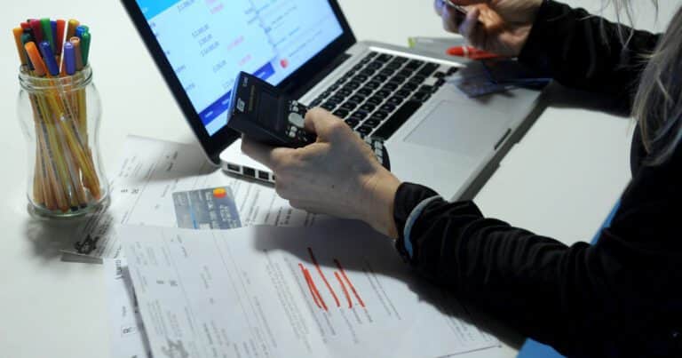 Por las altas tasas de interés, 1 de cada 4 personas ya tiene deuda atrasada con bancos y billeteras virtuales